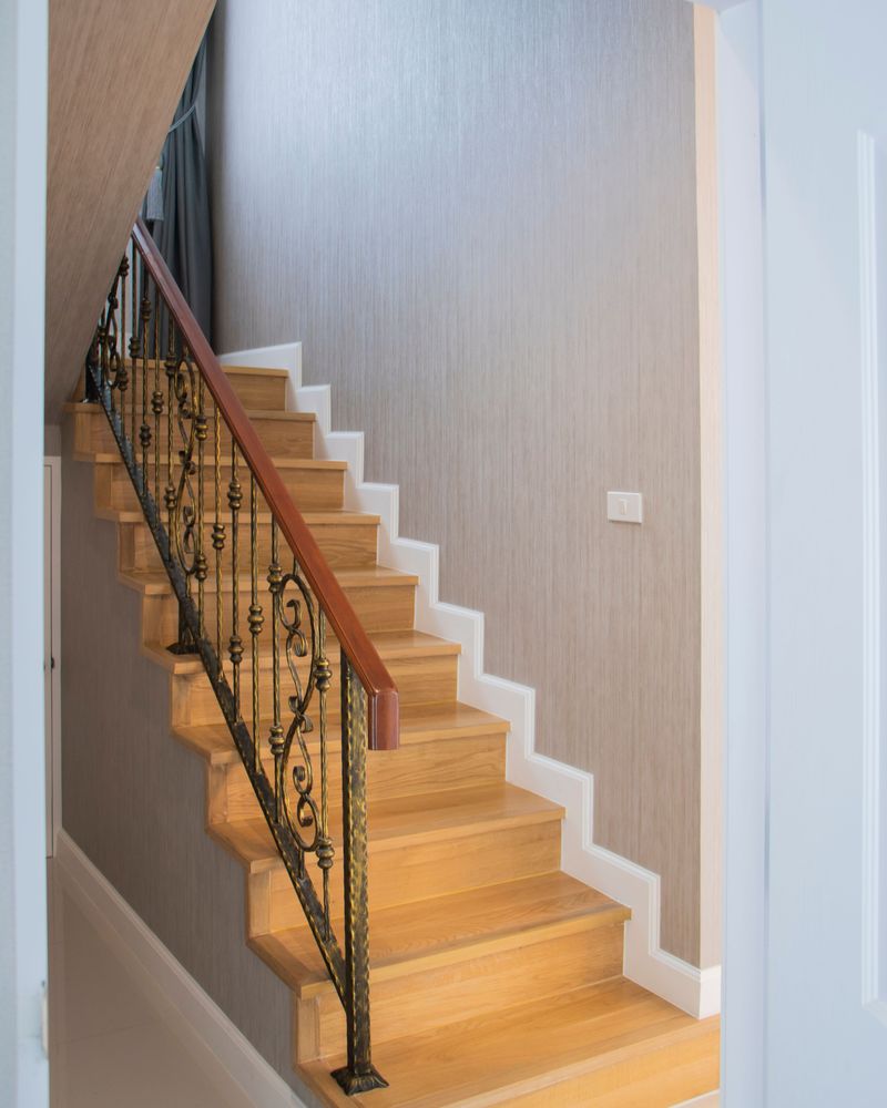 Sauberes Treppenhaus mit Holzstufen und Geländer